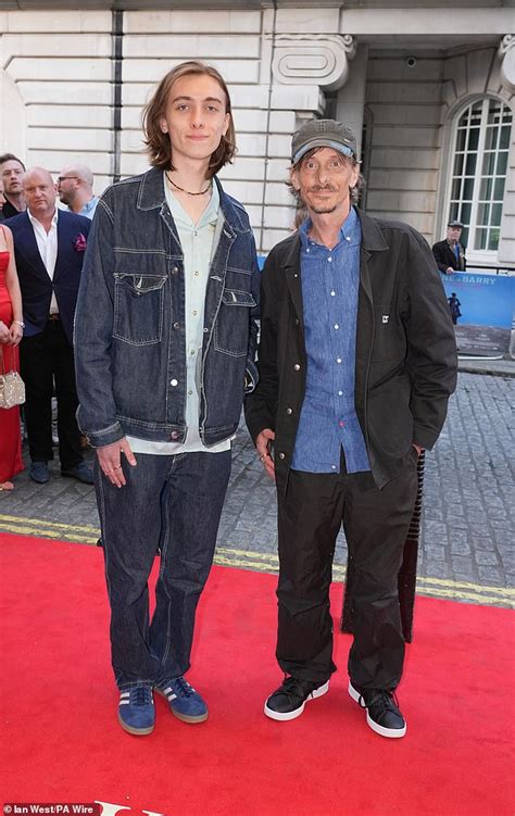 Mackenzie Crook, 52, is dwarfed by。